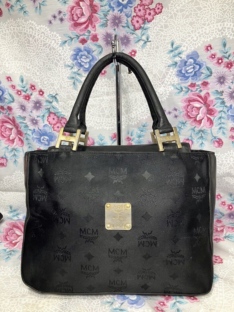 MCM VINTAGE VISETOS NYLON HAND BAG (Category: Shoulder Bags) located in General Mariano Alvarez. Submitted by adonid (Listing ID 1463807029, Image 1). Description: MCM VINTAGE VISETOS NYLON HAND BAG GOOD CONDITION NORMAL SIGN OF USAGE ONLY.