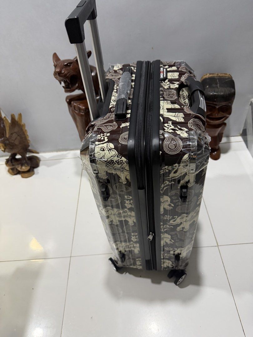 MEDIUM (CHECK-IN LUGGAGE) FROM THAILAND (Category: Luggage) located in Batangas. Submitted by stopandshopforluxury (Listing ID 1463747431, Image 3). Description: ‼️PLEASE MAKE READING A HABIT‼️ MEDIUM LUGGAGE FROM THAILAND ❤️ 100% POLYCARBONATE LUGGAGE 💯 Expandable zipper (super ganda nito!!) Used once, ginamit ko lang pauwi ng pinas. Bought this 5,800 in peso ‼️3K FIXED. NO LAST PRICE‼️ ‼️3K FIXED. NO LAST PRICE‼️ ‼️3K FIXED. NO LAST PRICE‼️ ‼️