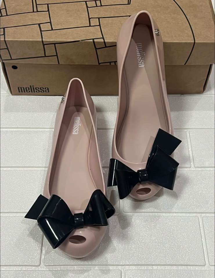 Melissa Ultragirl Classy US5,6,7,8 (Category: Shoe inserts) located in Taguig. Submitted by melissacollection.ph (Listing ID 1463797060, Image 3). Description: ALL POSTED SIZES ARE AVAILABLE. BRANDNEW AND COMPLETE INCLUSIONS - 3X MONEYBACK GUARANTEE IF PROVEN FAKE.