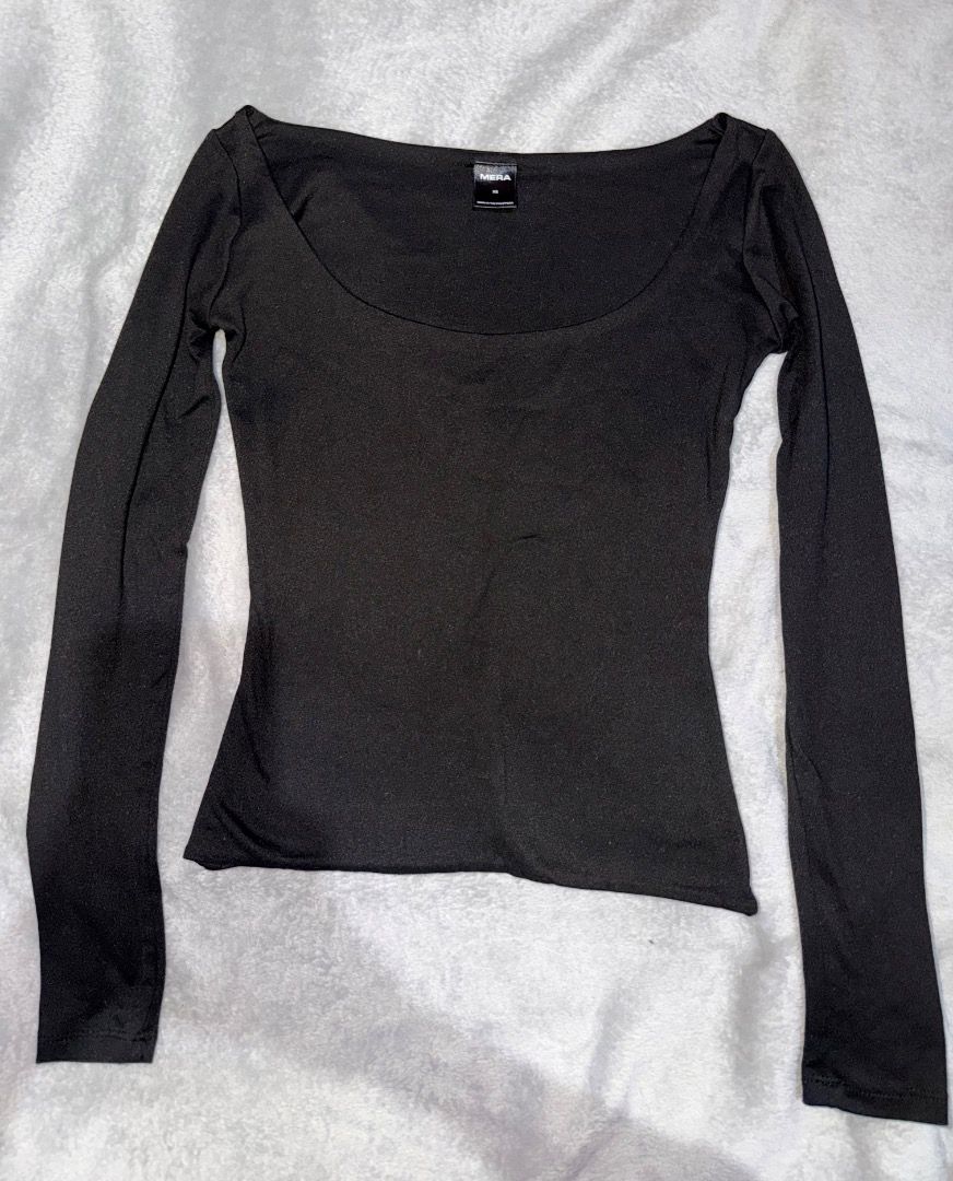 Mera Slim-fitting Long Sleeve T-Shirt (Category: Longsleeves) located in Tarlac. Submitted by ainsleyjudd (Listing ID 1463836023, Image 1). Description: Mera Alexa Long Sleeve T-Shirt Slim-fitting Rounded Neck Womenswear Soft Tee Cotton Basic Fabric Top.
