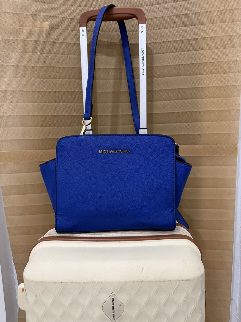 Michael Kors Blue Leather Crossbody Bag (Category: Cross-body Bags) located in Cavite. Submitted by geaneryka (Listing ID 1463765915, Image 1). Description: .