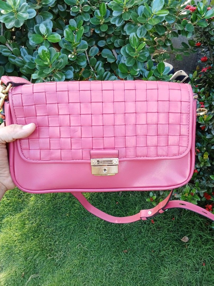 MICHAEL KORS BRADSHAW SMALL WOVEN SLING BAG (Category: Cross-body Bags) located in Vinzons. Submitted by gracecollectionsph09 (Listing ID 1463882722, Image 2). Description: EXCELLENT CONDITION NO ISSUE PAYMENT FIRST BICOL LOCATION.