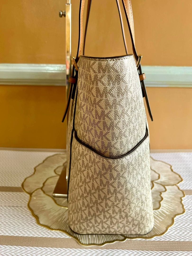 MICHAEL KORS Brand Shoulder or Hand Bag (Category: Tote Bags) located in Quezon City. Submitted by bellafashion08 (Listing ID 1463766140, Image 2). Description: Dimension: - Height = 10 in. - Length = 12 in. * From U.S * Nice in actual .