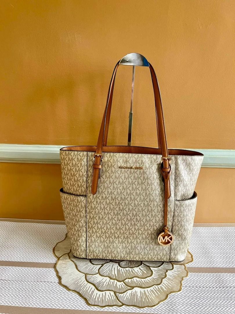 MICHAEL KORS Brand Shoulder or Hand Bag (Category: Tote Bags) located in Quezon City. Submitted by bellafashion08 (Listing ID 1463766140, Image 1). Description: Dimension: - Height = 10 in. - Length = 12 in. * From U.S * Nice in actual .