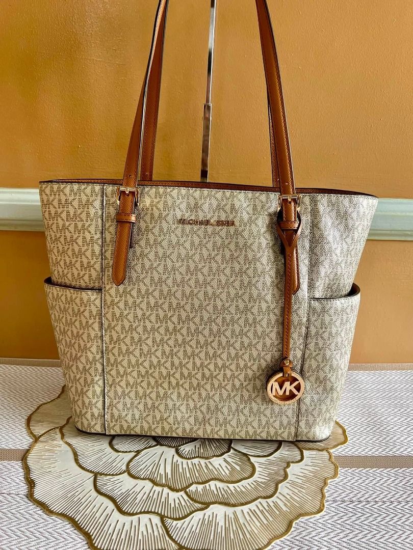 MICHAEL KORS Brand Shoulder or Hand Bag (Category: Tote Bags) located in Quezon City. Submitted by bellafashion08 (Listing ID 1463766140, Image 3). Description: Dimension: - Height = 10 in. - Length = 12 in. * From U.S * Nice in actual .