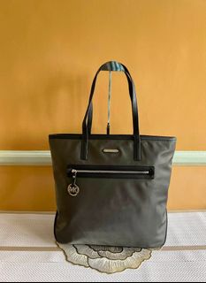 (Category: ) located in . Submitted by bellafashion08 (Listing ID 1463773711, Image 1). Description: .