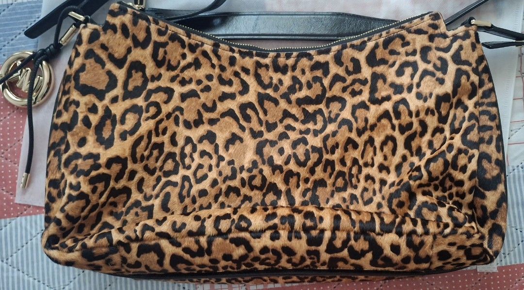 Michael Kors Leopard Print Shoulder Bag (Category: Shoulder Bags) located in Balete. Submitted by vastfish.a46383 (Listing ID 1463756334, Image 1). Description: - Stylish leopard print shoulder bag - Accented with black leather details - Elegant gold hardware - Secure zipper closure - Interior includes a zippered pocket and a slip pocket - Comes with a Michael Kors charm - Ideal for everyday use.