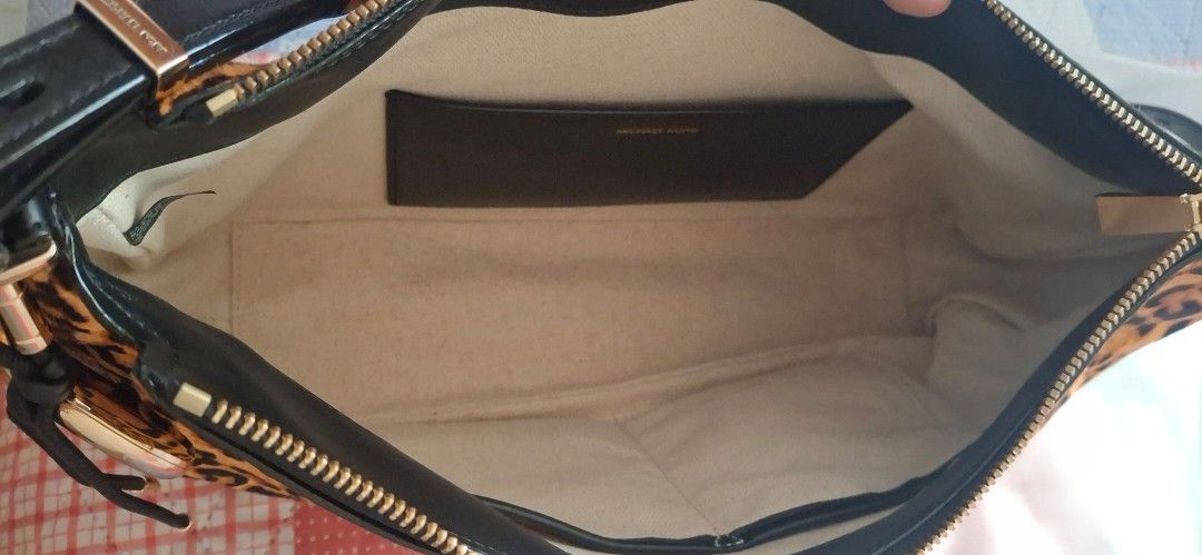 Michael Kors Leopard Print Shoulder Bag (Category: Shoulder Bags) located in Balete. Submitted by vastfish.a46383 (Listing ID 1463756334, Image 3). Description: - Stylish leopard print shoulder bag - Accented with black leather details - Elegant gold hardware - Secure zipper closure - Interior includes a zippered pocket and a slip pocket - Comes with a Michael Kors charm - Ideal for everyday use.