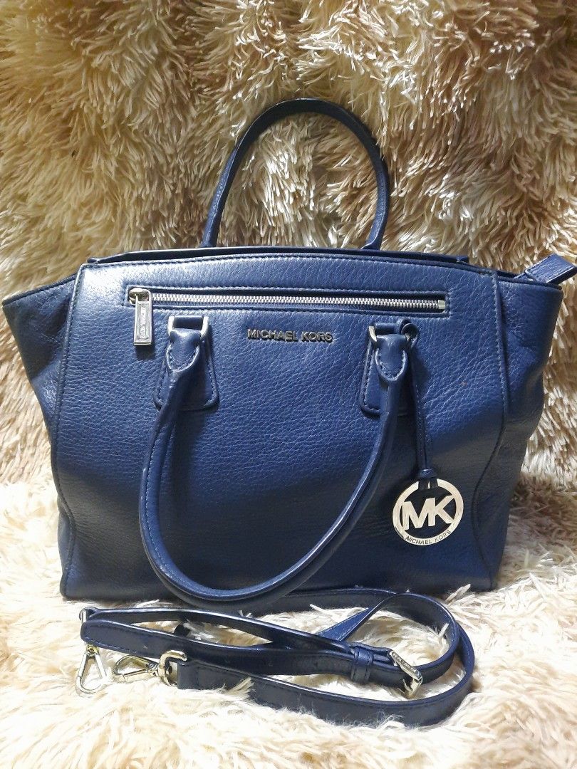 Michael kors Original my preloved (Category: Shoulder Bags) located in Manila. Submitted by eliphalet_983 (Listing ID 1463926946, Image 3). Description: original MK Personal use. sa Hongkong MK Shop po binili. Navy blue.2 way well used po. check na lang sa pictures. pick up,delivery fee sagot ni buyer. cashG payment ,first. salamat po.