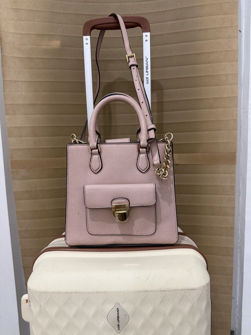 Michael Kors Structured Bag (Category: Cross-body Bags) located in Cavite. Submitted by geaneryka (Listing ID 1463765034, Image 1). Description: 📍Cavite 🛵Lalamove/JnT.