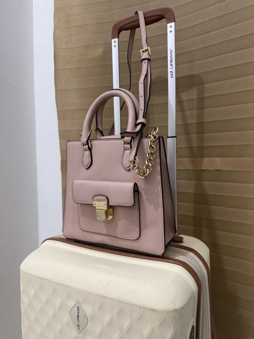 Michael Kors Structured Bag (Category: Cross-body Bags) located in Cavite. Submitted by geaneryka (Listing ID 1463765034, Image 2). Description: 📍Cavite 🛵Lalamove/JnT.