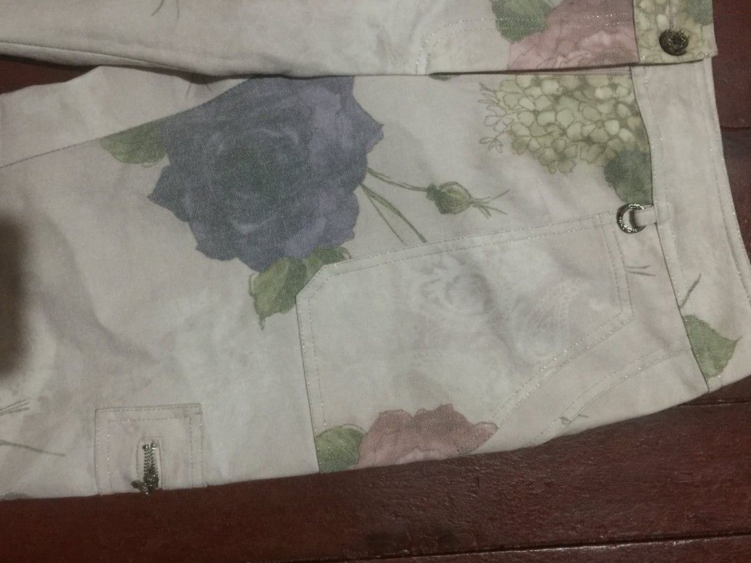 Mickle Floral Print Flare Pants (Category: Jeans) located in Manila. Submitted by carlosrexc26753 (Listing ID 1463913609, Image 3). Description: WAISTLINE: 28-29 LENGTH: 38.5 - Cool floral print pants from Mickle - Flare leg style - Features pockets, one with a zip detail - Front button and zip closure - Ideal for creating a statement look.