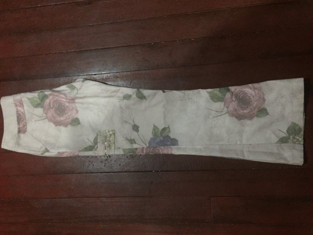 Mickle Floral Print Flare Pants (Category: Jeans) located in Manila. Submitted by carlosrexc26753 (Listing ID 1463913609, Image 2). Description: WAISTLINE: 28-29 LENGTH: 38.5 - Cool floral print pants from Mickle - Flare leg style - Features pockets, one with a zip detail - Front button and zip closure - Ideal for creating a statement look.
