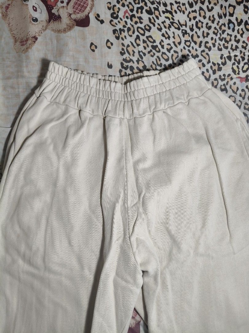 Mini Poe Beige Joggers (Category: Joggers) located in Lapu Lapu. Submitted by hooman422 (Listing ID 1463817005, Image 2). Description: Mini Poe Beige Joggers Cotton Good Quality.