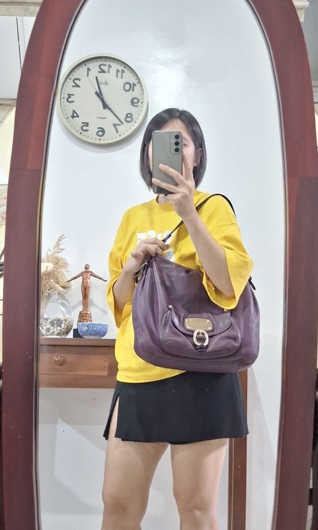 Mk shoulder bag (Category: Luxury Bags & Wallets) located in Antipolo. Submitted by newocean.bbbff5 (Listing ID 1463869760, Image 2). Description: Michael Kors 1 strap shoulder bag Still in good condition Can fit 16" ipad.