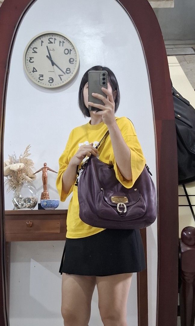 Mk shoulder bag (Category: Luxury Bags & Wallets) located in Antipolo. Submitted by newocean.bbbff5 (Listing ID 1463869760, Image 3). Description: Michael Kors 1 strap shoulder bag Still in good condition Can fit 16" ipad.