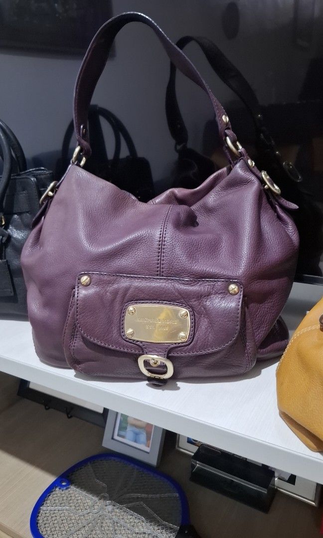 Mk shoulder bag (Category: Luxury Bags & Wallets) located in Antipolo. Submitted by newocean.bbbff5 (Listing ID 1463869760, Image 1). Description: Michael Kors 1 strap shoulder bag Still in good condition Can fit 16" ipad.