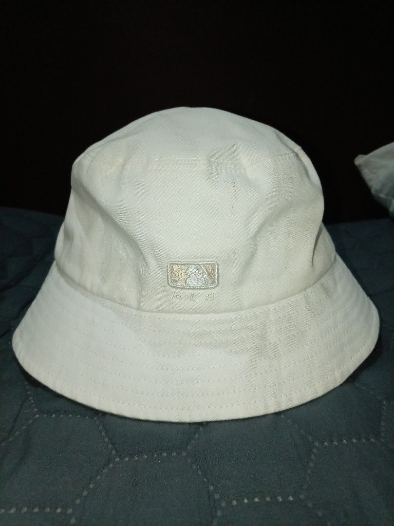 MLB NY Yankees Heart Logo Bucket Hat (Category: Caps & Hats) located in Davao. Submitted by jjj_mncd (Listing ID 1463812841, Image 2). Description: MLB Korea Bucket Hat Authentic! payment first via gcash kapag ipapadeliver. 📍Davao City for meet up: Buhangin City Gate.