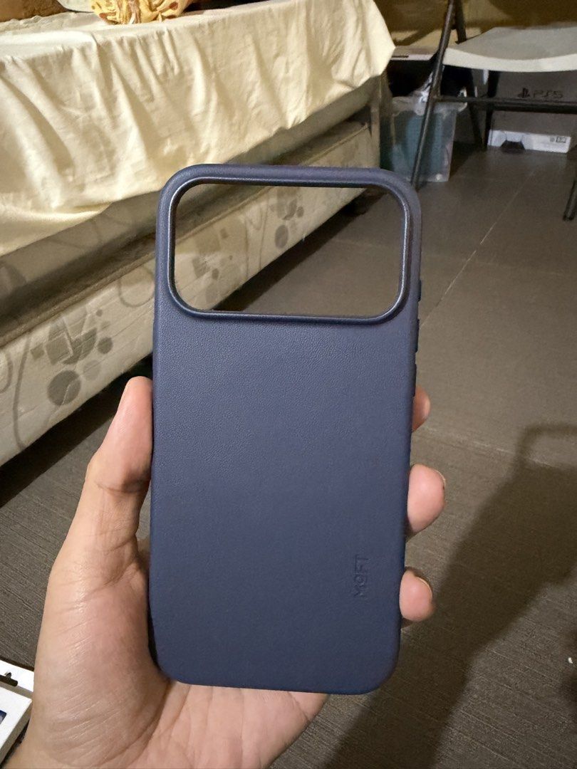 Moft Snap Case Navy Blue (17 Pro Max) (Category: Cases & Sleeves) located in San Mateo. Submitted by randomZale (Listing ID 1463925728, Image 1). Description: pm for more info (no scratches or any damage).