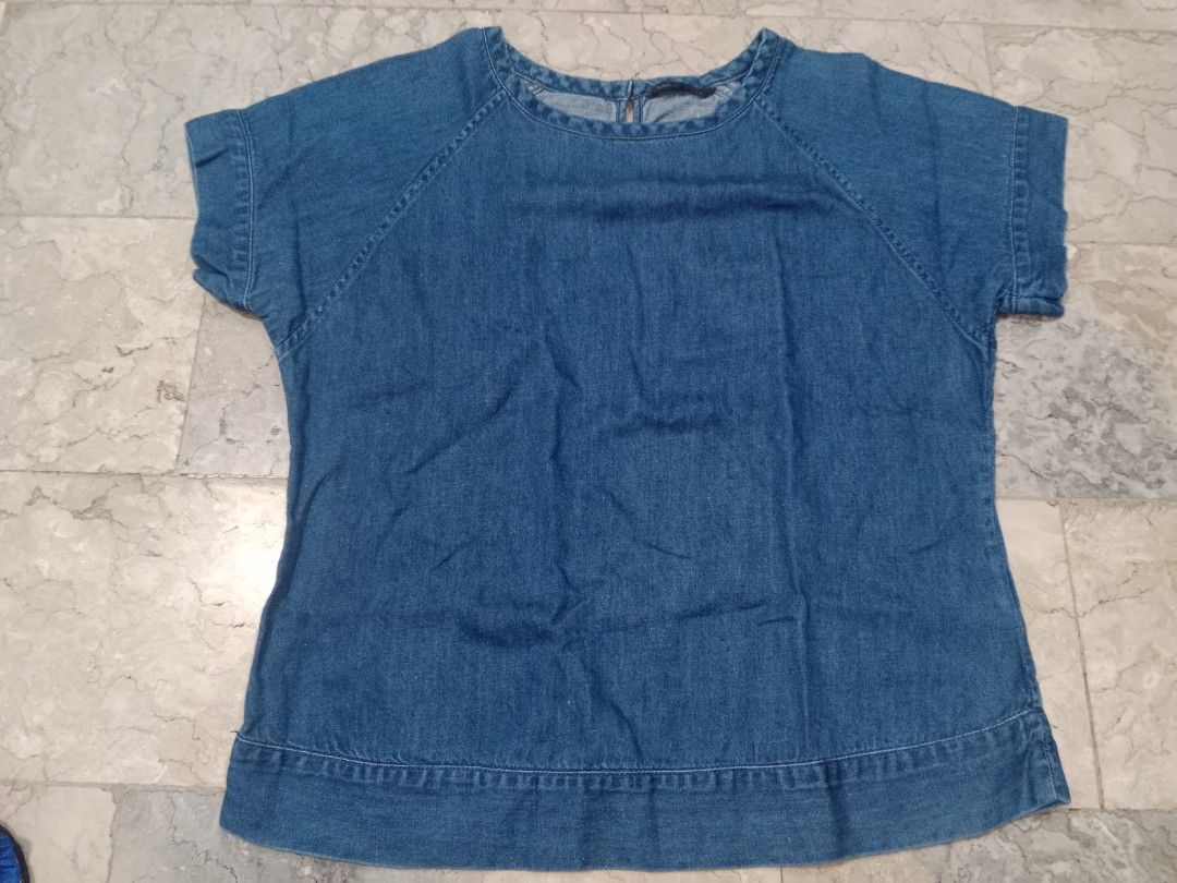 M&S Collection Blue Denim Top (Category: Blouses) located in Manila. Submitted by yethquiday (Listing ID 1463838822, Image 1). Description: - M&S Collection blue denim top - Short sleeves - Round neckline - Back button closure - Simple and classic design - Easy to pair with jeans or skirts - Great for casual wear.