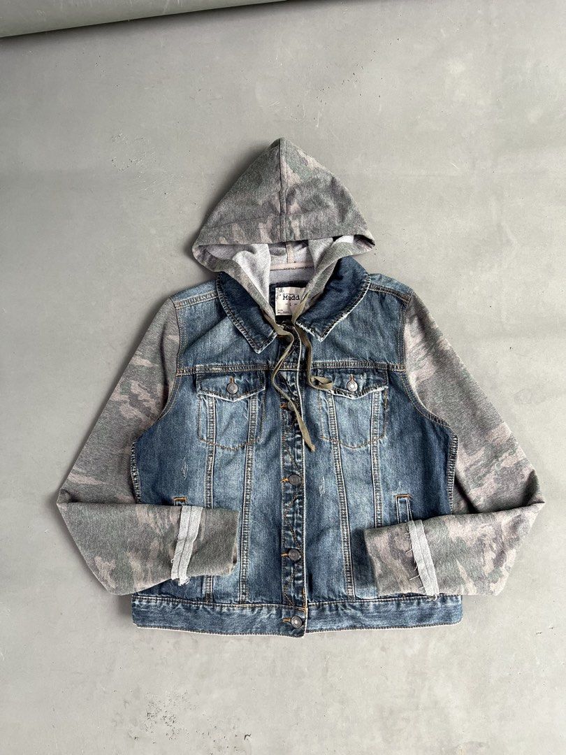 MUDD DENIM JACKET (Category: Coats, Jackets and Outerwear) located in Quezon City. Submitted by kentstuff (Listing ID 1463833236, Image 1). Description: MUDD Size L On Tag Shoulder-Hem : 22” Pit-Pit : 20.5” Condition: Excellent CR: 9.8/10 Flaws: ❌ Needwash DISCLAIMER: This is a thrifted item. All brands, logos, and trademarks belong to their rightful owners. We’re here to rehome great pieces — no brand affiliation intended..