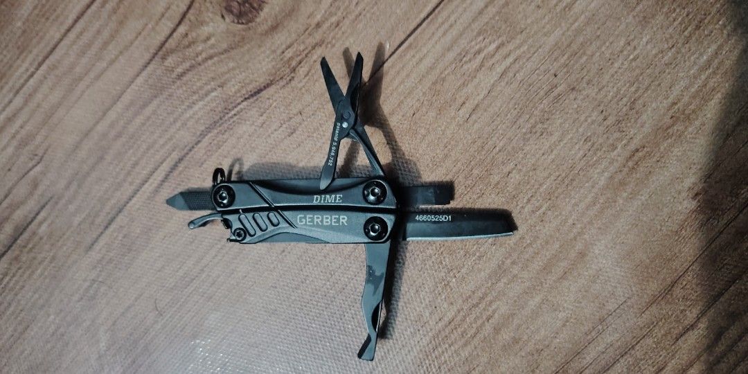 multitools (Category: Hiking & Camping) located in Pasir Gudang. Submitted by happy_badrul (Listing ID 1460612119, Image 3). Description: .