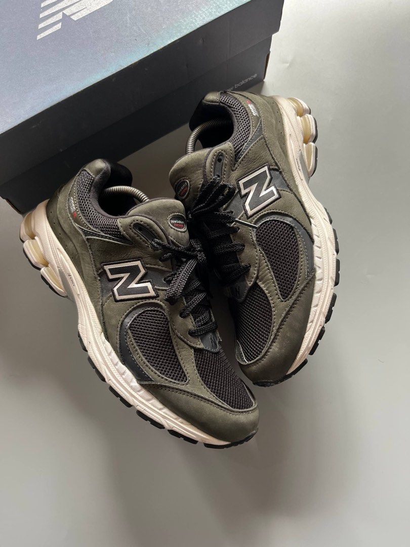 NB 2002R BLACK GREY (10US) (Category: Sneakers) located in Baguio. Submitted by grabUrPairs (Listing ID 1463833349, Image 3). Description: EXCELLENT NO ISSUE 10US/28CM WITH BOX AUTHENTIC.