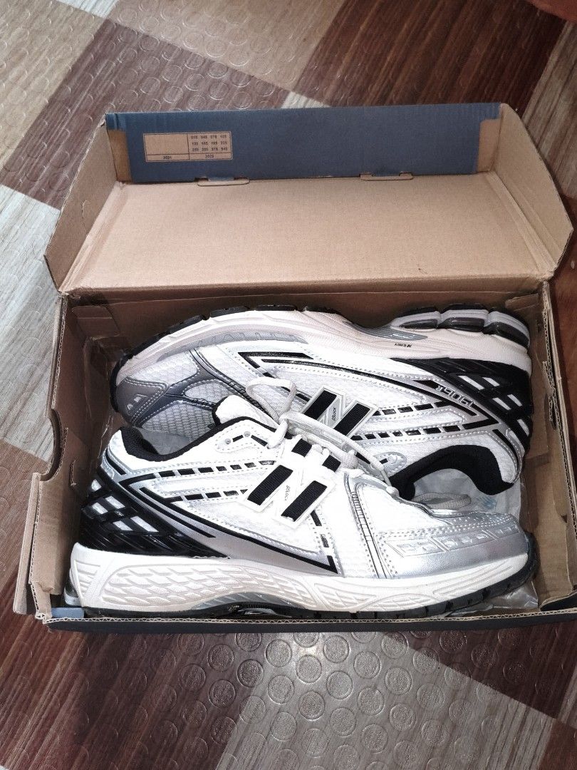 New Balance 1960R (Category: Sneakers) located in Cebu City. Submitted by south_thrift (Listing ID 1463934292, Image 2). Description: Size 11 mens Complete with box ua quality.