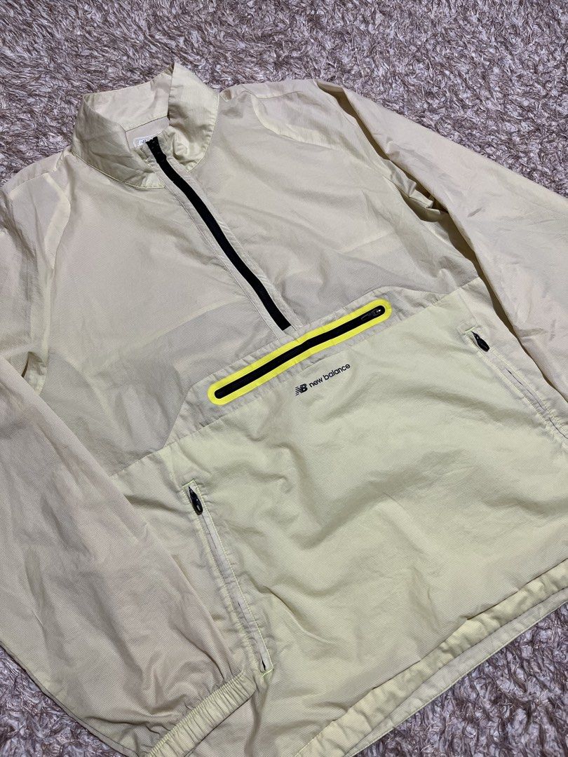 New Balance parka (Category: Coats, Jackets and Outerwear) located in Valencia. Submitted by bordzsthrift (Listing ID 1463928798, Image 2). Description: Exellent Condition Size L No issue .