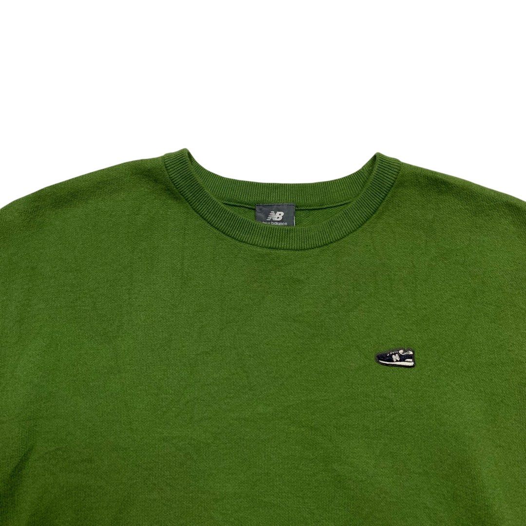 New Balance Shoe Patch Sweater (Category: Coats, Jackets and Outerwear) located in Baguio. Submitted by thesecretshop_ph (Listing ID 1463825437, Image 2). Description: Size: Medium Lenght: 24” Width: 24” Issue: None.