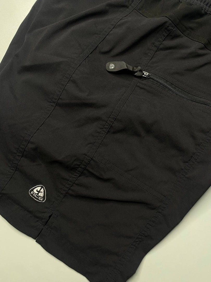 Nike ACG Black Cargo Shorts (Category: Shorts) located in Ajuy. Submitted by quickcrystal-effaca (Listing ID 1463875887, Image 2). Description: - Black Nike ACG shorts - Elastic waistband with drawstring - Zippered pockets (front and back) - ACG logo detail on leg - Ideal for outdoor activities and casual wear - Comfortable and durable material.
