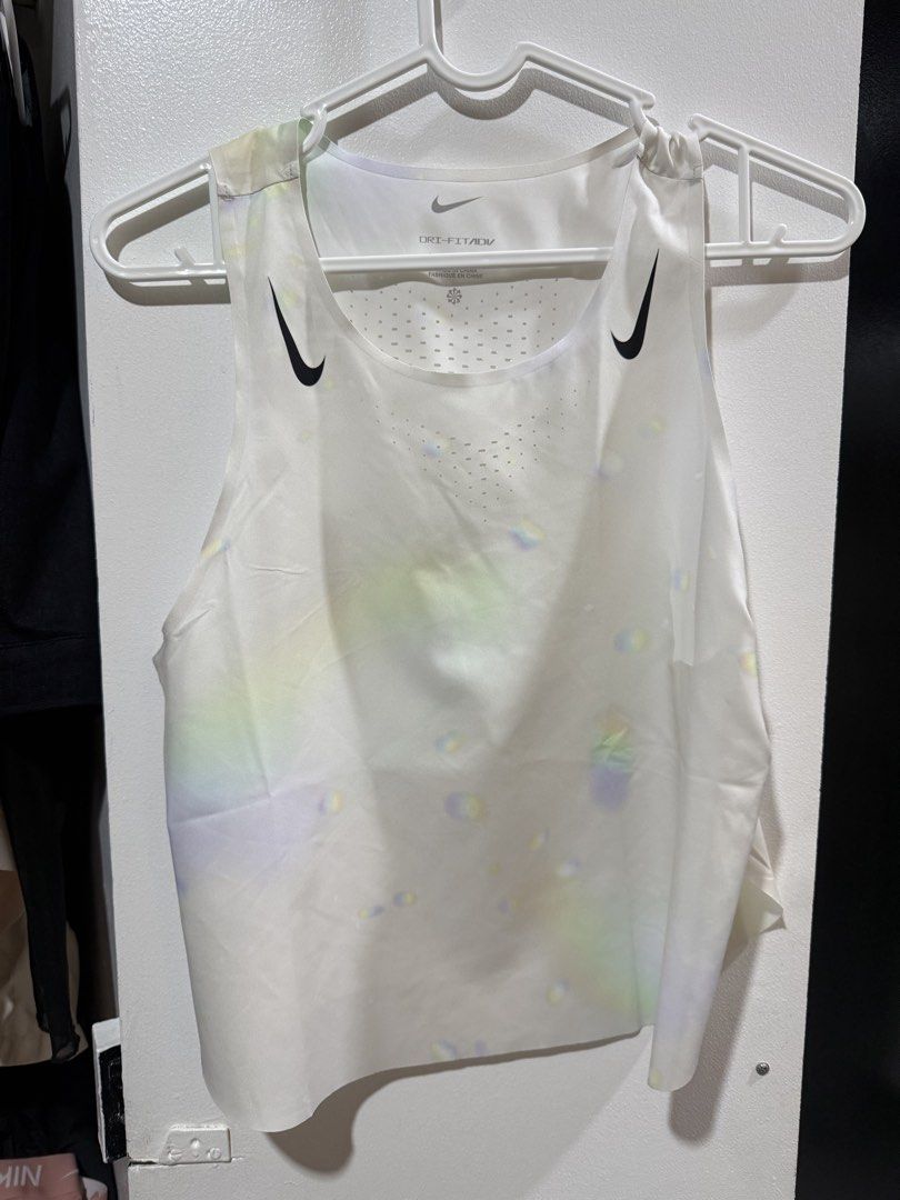 Nike aeroswift running top (Category: Activewear) located in Manila. Submitted by v2024 (Listing ID 1463751776, Image 2). Description: Medium.