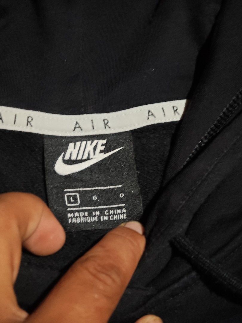 Nike Air Black Hoodie (Category: Hoodies) located in Dalaguete. Submitted by three7archives (Listing ID 1463894082, Image 3). Description: - Black Nike Air Hoodie - Features classic Nike Air logo on the front - Unique mesh pocket detail below the logo - Size: Large (L) - Made in China - Ideal for everyday casual wear.