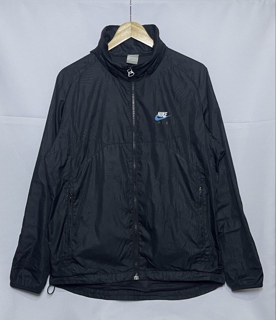 Nike Windbreaker Packable Jacket (Category: Coats, Jackets and Outerwear) located in Manila. Submitted by hiddenvaultph (Listing ID 1463856793, Image 1). Description: Size: Large on tag Width: 23 Length: 27 Color rate: 9/10 (Itim na itm) No issue MOP: Gcash Shipping: JNT Location: Antipolo.