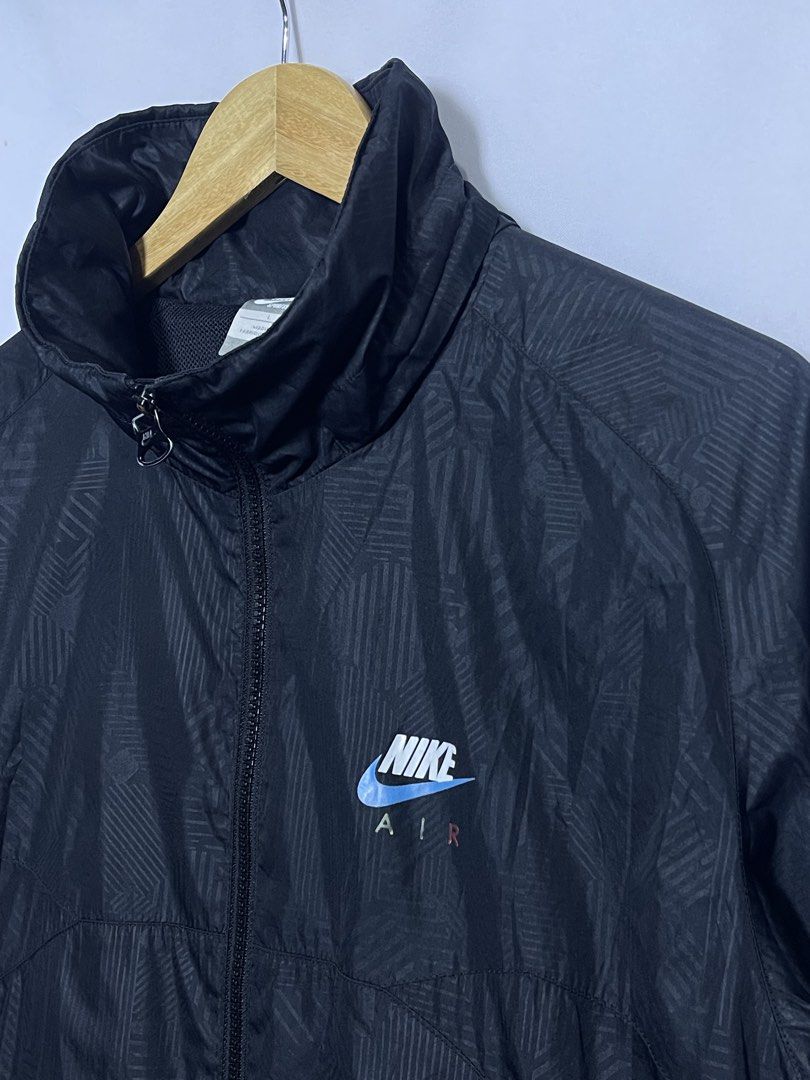 Nike Windbreaker Packable Jacket (Category: Coats, Jackets and Outerwear) located in Manila. Submitted by hiddenvaultph (Listing ID 1463856793, Image 2). Description: Size: Large on tag Width: 23 Length: 27 Color rate: 9/10 (Itim na itm) No issue MOP: Gcash Shipping: JNT Location: Antipolo.