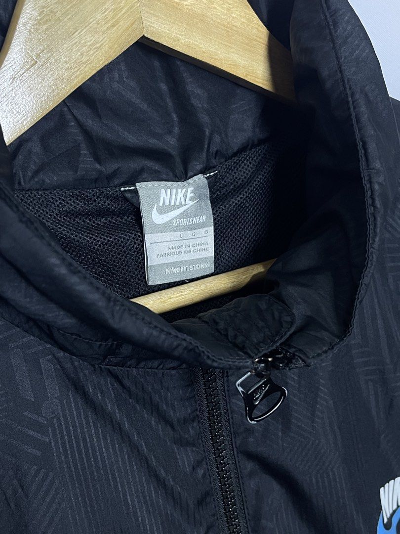 Nike Windbreaker Packable Jacket (Category: Coats, Jackets and Outerwear) located in Manila. Submitted by hiddenvaultph (Listing ID 1463856793, Image 3). Description: Size: Large on tag Width: 23 Length: 27 Color rate: 9/10 (Itim na itm) No issue MOP: Gcash Shipping: JNT Location: Antipolo.