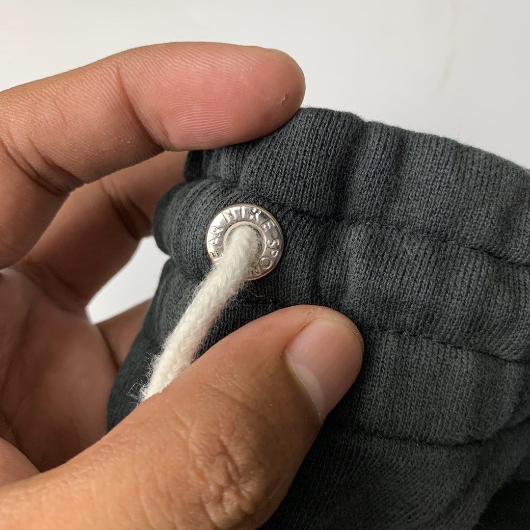 Nike Alumni Charcoal grey (Category: Shorts) located in Ivisan. Submitted by trashtotreasuree (Listing ID 1463810332, Image 3). Description: Issue nya scratch see last pic.