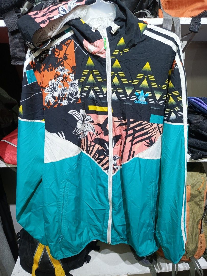 Wind Breaker Nike AP0708 DUFTN01HED CL5 Jacket (Category: Coats, Jackets and Outerwear) located in Cabatuan. Submitted by penthegreat (Listing ID 1463860686, Image 1). Description: Size L on tag good fit L-XL - Stylish Nike jacket with a unique abstract print. - Comfortable mesh lining for breathability. - Durable YKK zipper for smooth operation. - Model Number: AP0708 DUFTN01HED CL5 - Made in China. - Ideal for everyday casual wear or athletic a