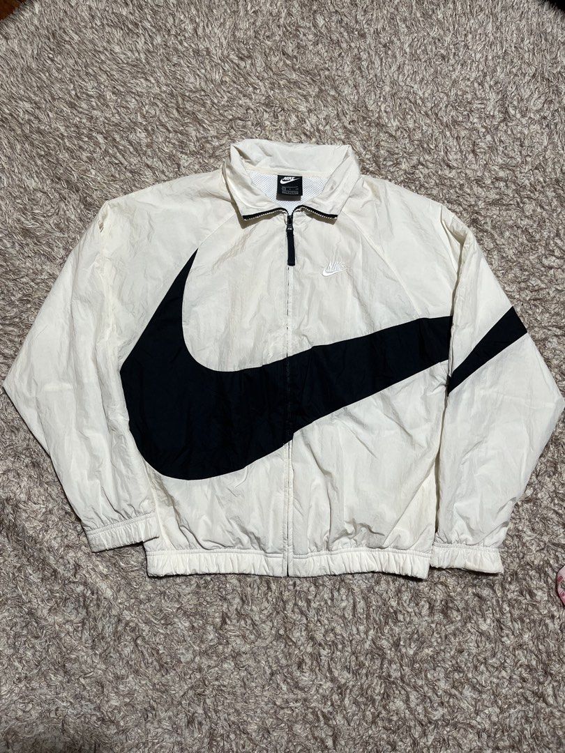 Nike Big Swoosh (Category: Coats, Jackets and Outerwear) located in Valencia. Submitted by bordzsthrift (Listing ID 1463928049, Image 1). Description: Size Small on tag best frame Medium Dimes: 22.5 X 26.5 Exellent Condition No issue.