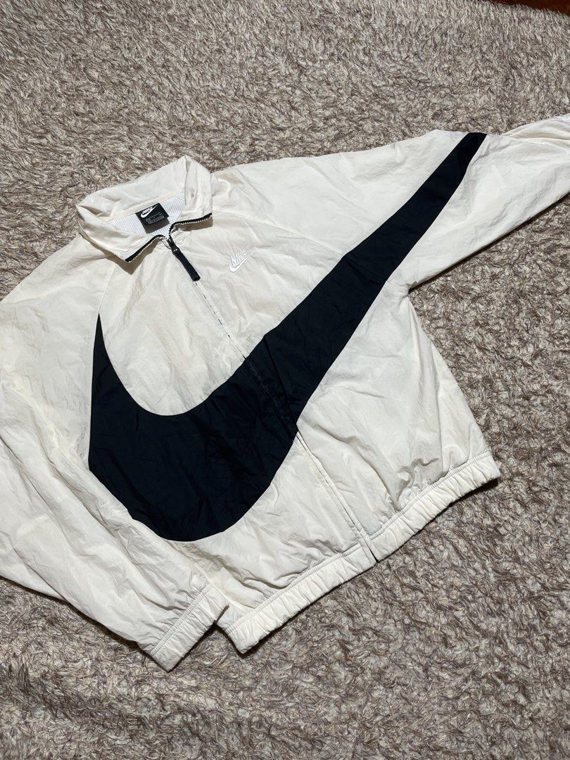 Nike Big Swoosh (Category: Coats, Jackets and Outerwear) located in Valencia. Submitted by bordzsthrift (Listing ID 1463928049, Image 2). Description: Size Small on tag best frame Medium Dimes: 22.5 X 26.5 Exellent Condition No issue.