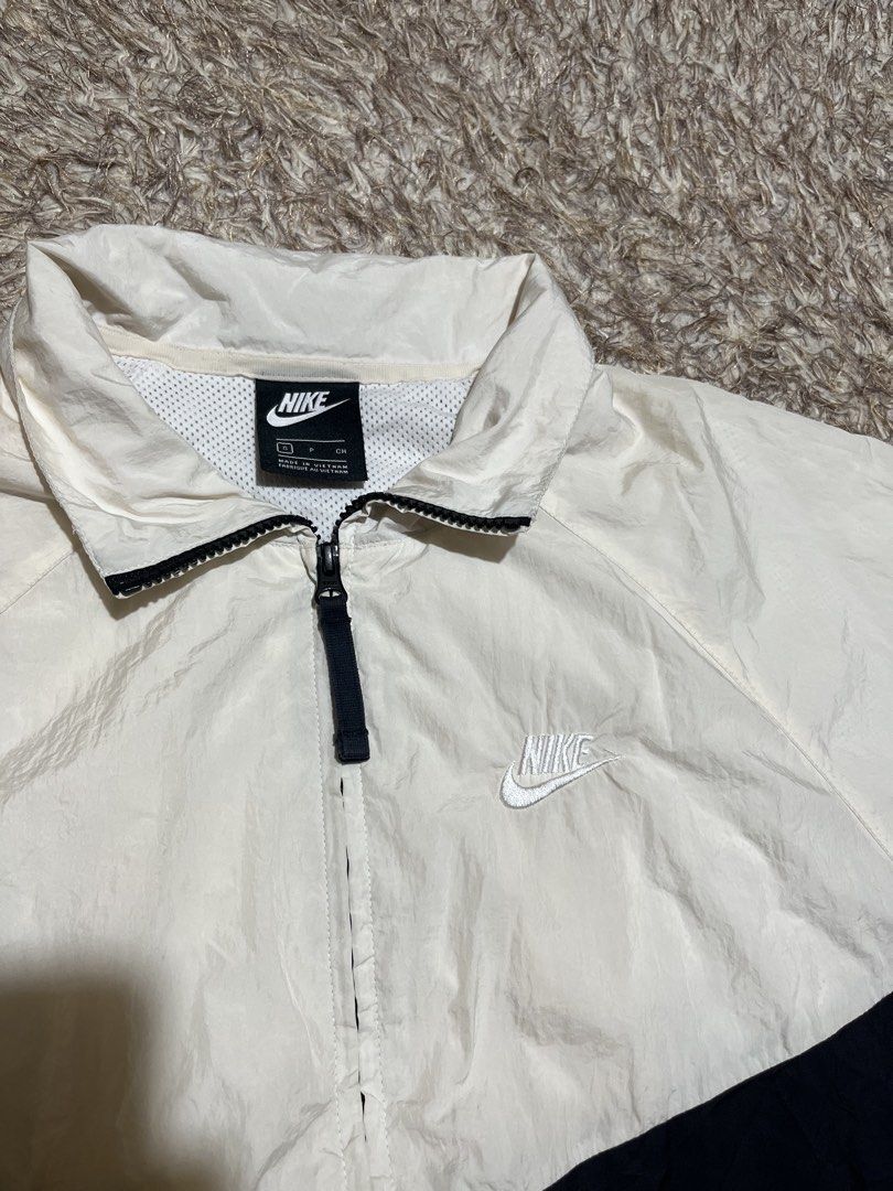 Nike Big Swoosh (Category: Coats, Jackets and Outerwear) located in Valencia. Submitted by bordzsthrift (Listing ID 1463928049, Image 3). Description: Size Small on tag best frame Medium Dimes: 22.5 X 26.5 Exellent Condition No issue.