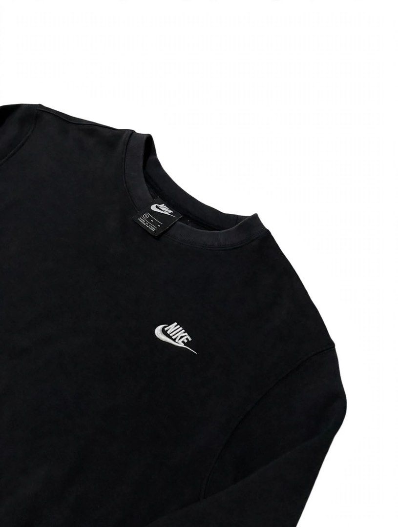 Nike Black Crewneck Sweatshirt Size M (Category: Coats, Jackets and Outerwear) located in Santa Maria. Submitted by lftgcollective (Listing ID 1463910718, Image 2). Description: - Brand: Nike - Type: Crewneck Sweatshirt - Size: Medium (M) - Color: Black - Material: 80% Cotton, 20% Polyester - Origin: Made in China - Style: Simple and classic design - Best for: Everyday wear - Condition: Please check photos for details.