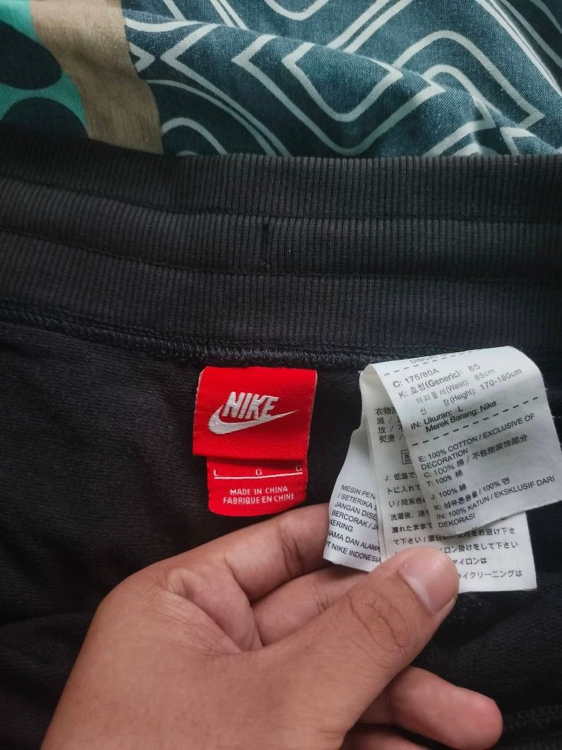 Nike Black Sweat Shorts Size L (Category: Shorts) located in Batangas. Submitted by 3ft_tan (Listing ID 1463772049, Image 2). Description: - Black Nike sweat shorts - Iconic Nike logo on the side - Elastic waistband with drawstring - Two side pockets - Size L - Made in China.