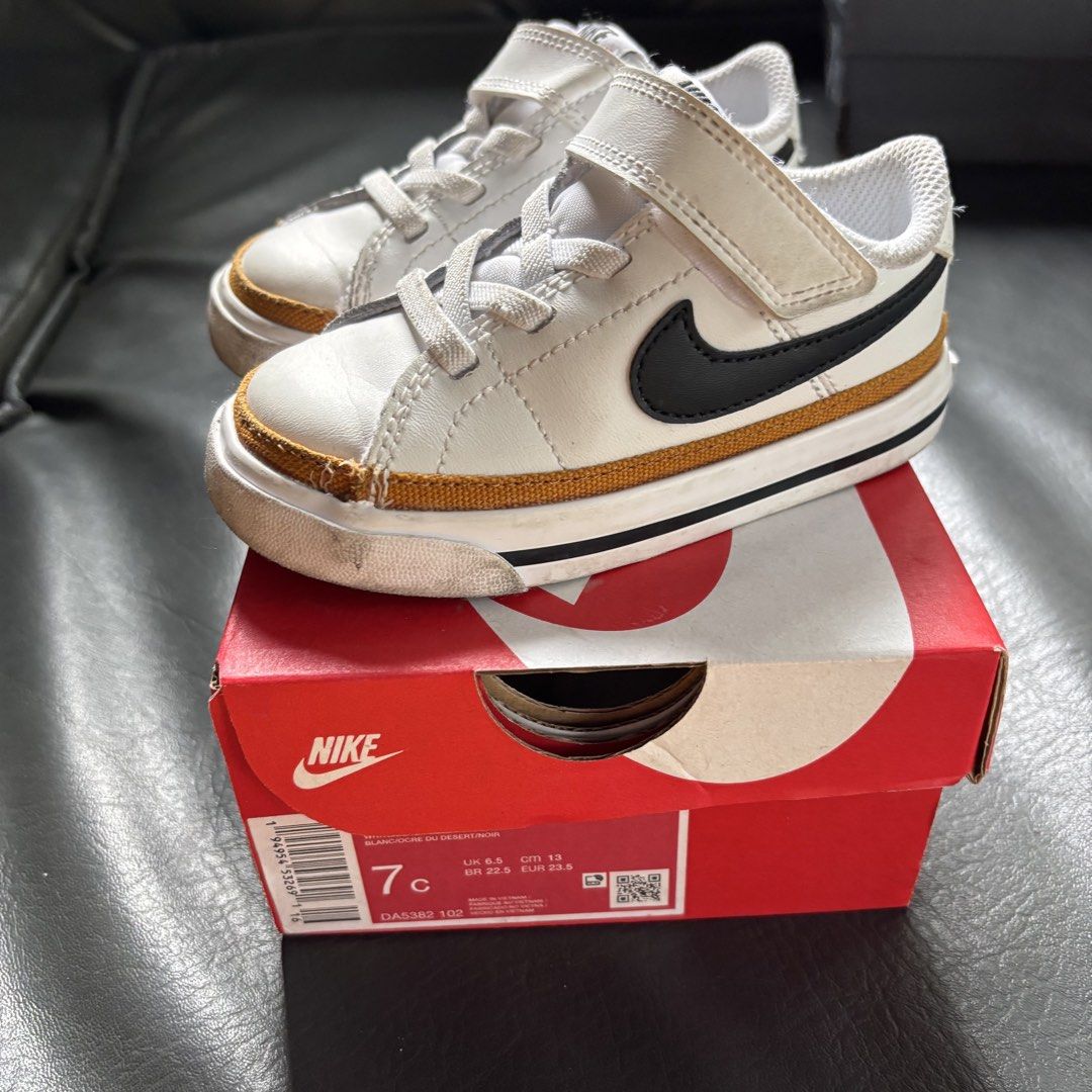 Nike Court Royale 2 TD Size 7C (Category: Babies & Kids Fashion) located in Mati. Submitted by sharieeng (Listing ID 1463840452, Image 2). Description: - Toddler Nike Court Royale 2 shoes - Color: White with black swoosh and tan accents - Features: Easy velcro strap for quick on/off - Condition: Comes with original box - Ideal for: Toddlers learning to walk and run.