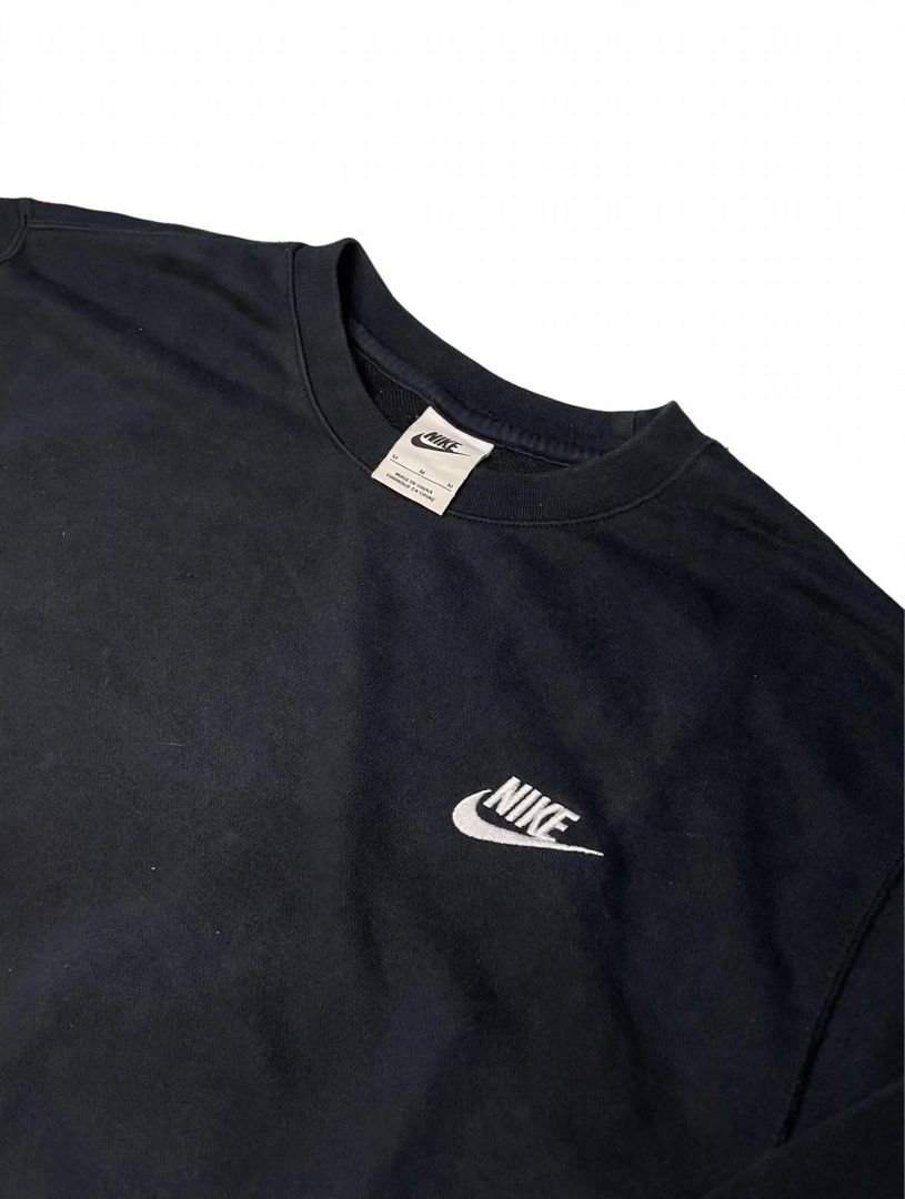 Nike Crewneck Sweatshirt - Black - Size M (Category: Coats, Jackets and Outerwear) located in Santa Maria. Submitted by lftgcollective (Listing ID 1463910782, Image 2). Description: - Classic black Nike sweatshirt - Iconic embroidered Nike logo on chest - Crewneck style - Long sleeves - Made in Indonesia - Ideal for everyday wear or layering.