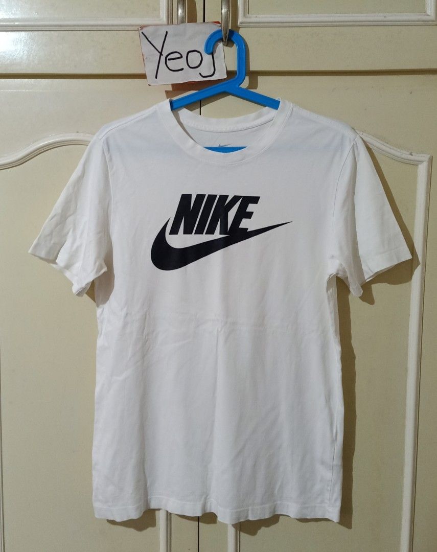 NIKE Futura White Tee ✔️ Medium (Category: Tshirts & Polo Shirts ) located in Tayabas. Submitted by joeyjoe_19 (Listing ID 1463761103, Image 1). Description: Medium.. W19 x L28 ✔️ Excellent condition.. 9.5/10 Cr ✔️ Solid Swoosh Script Prints ✔️ Washed and Cleaned ✔️ Maputi pa.. No issue.. Php 400 Plus SF Only ✅.