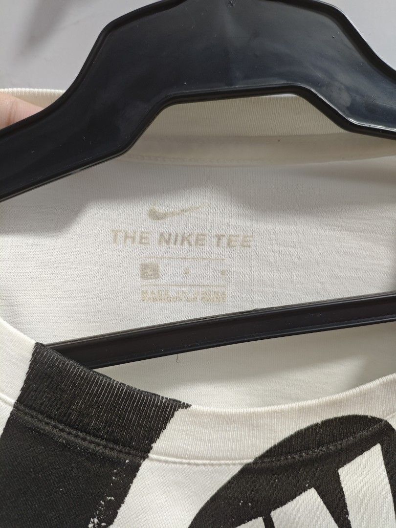 Nike Graphic Tee Men Tshirt (Category: Tshirts & Polo Shirts ) located in Baguio. Submitted by cool_chic (Listing ID 1463808523, Image 2). Description: Nike Graphic Tee Men Tshirt Color Rate 9.5/10 Flaw Minimal Stain Complete Tags Cotton Tela Machine Washed Size Large Dimes 21 Width 28 Length Price P399.