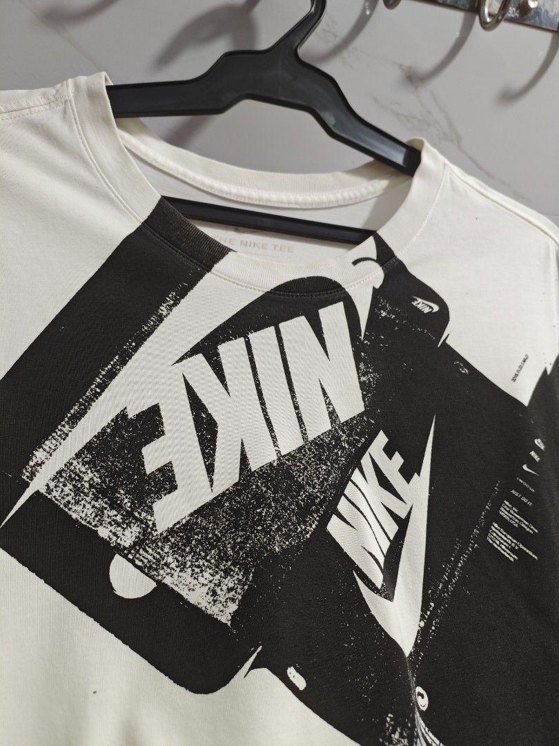Nike Graphic Tee Men Tshirt (Category: Tshirts & Polo Shirts ) located in Baguio. Submitted by cool_chic (Listing ID 1463808523, Image 3). Description: Nike Graphic Tee Men Tshirt Color Rate 9.5/10 Flaw Minimal Stain Complete Tags Cotton Tela Machine Washed Size Large Dimes 21 Width 28 Length Price P399.