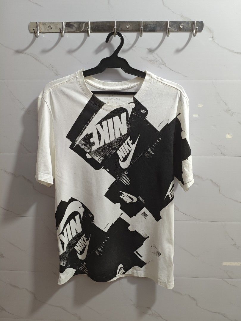 Nike Graphic Tee Men Tshirt (Category: Tshirts & Polo Shirts ) located in Baguio. Submitted by cool_chic (Listing ID 1463808523, Image 1). Description: Nike Graphic Tee Men Tshirt Color Rate 9.5/10 Flaw Minimal Stain Complete Tags Cotton Tela Machine Washed Size Large Dimes 21 Width 28 Length Price P399.