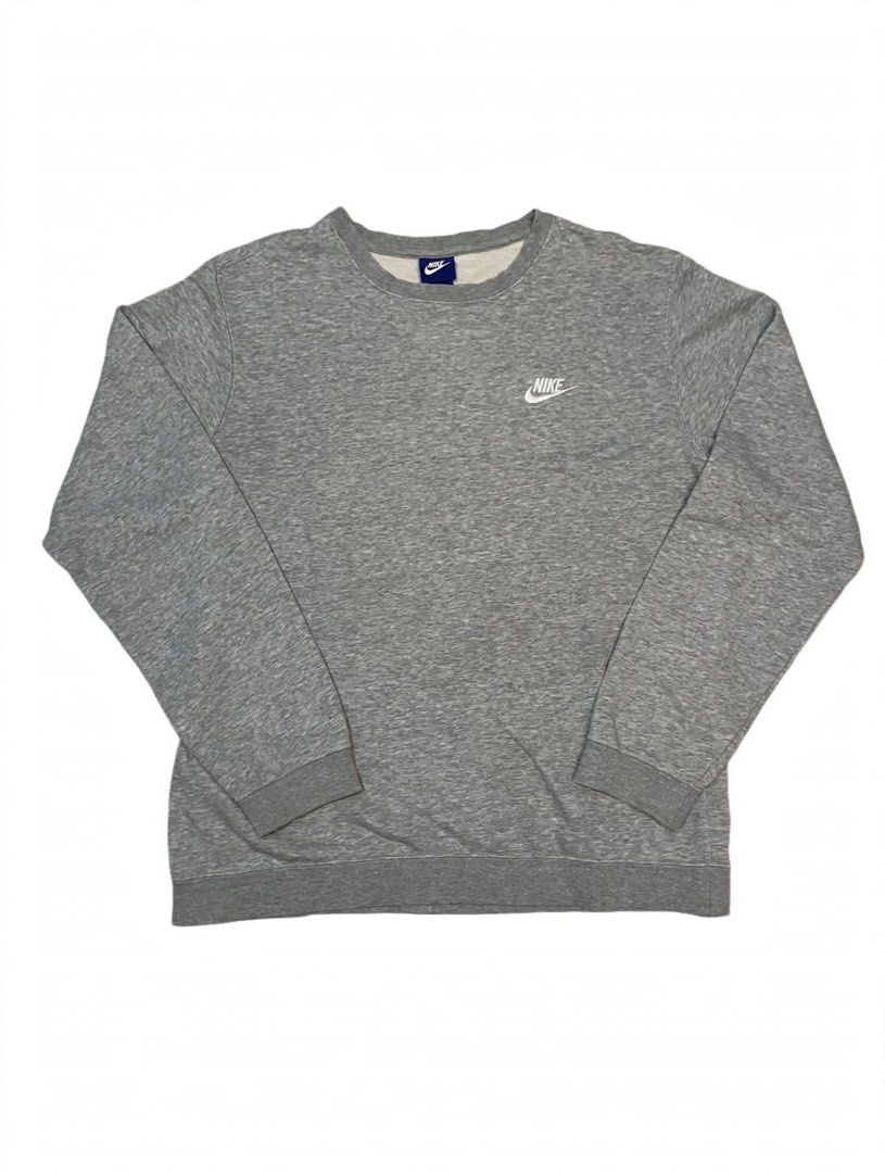 Nike Grey Crewneck Sweatshirt Size L (Category: Coats, Jackets and Outerwear) located in Santa Maria. Submitted by lftgcollective (Listing ID 1463910972, Image 1). Description: - Grey Nike sweatshirt - Size L - Small embroidered swoosh on chest - Crewneck, long sleeves - Cotton and polyester blend - Ideal for casual wear.